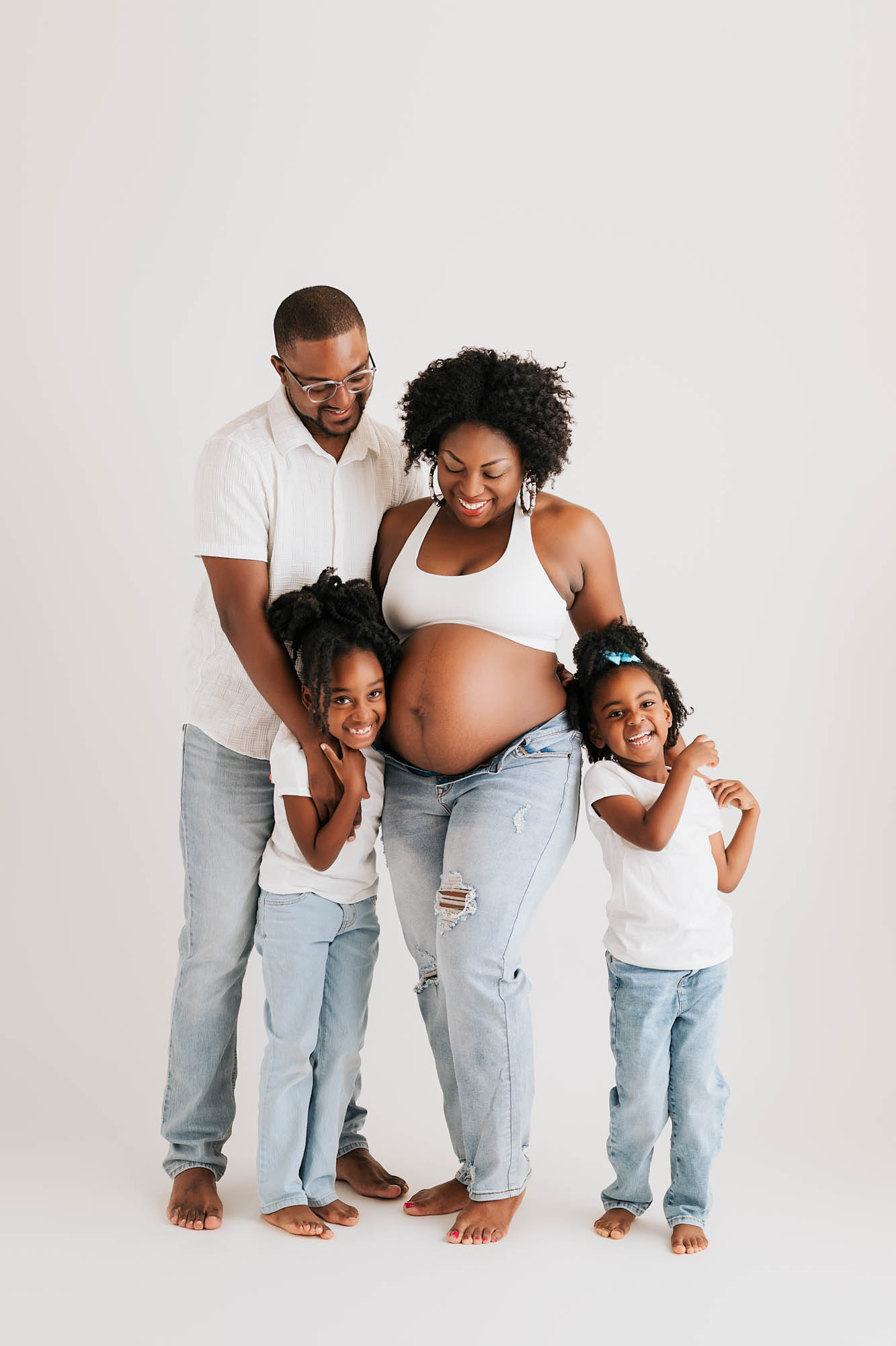 Pregnant Mother With Husband And Two Daughters During Maternity Photoshoot – Pregnancy Photographer In Dallas Lily Hayes Photography