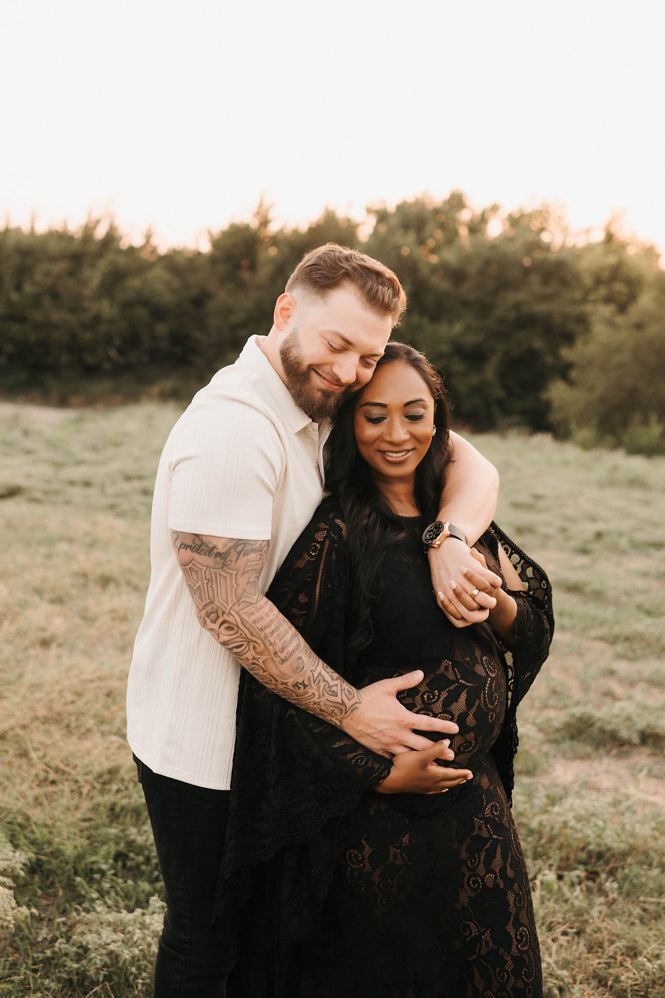 Golden Hour Maternity Photoshoot In Dallas | Lily Hayes Photography 7 Dfw Maternity Photography Couple Embrace Lily Hayes Photography 1