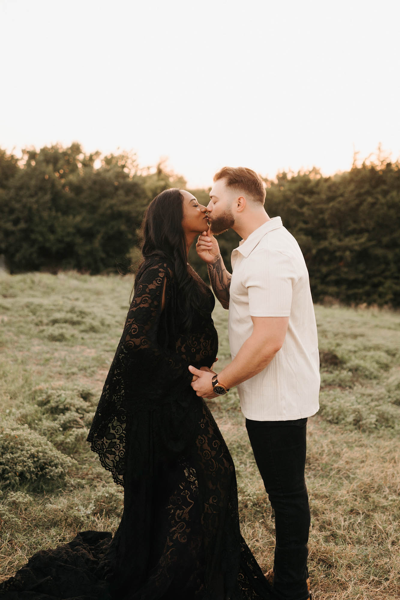 Golden Hour Maternity Photoshoot In Dallas | Lily Hayes Photography 2 Romantic Dallas Maternity Photography Outdoor Kiss Lily Hayes Photography 1