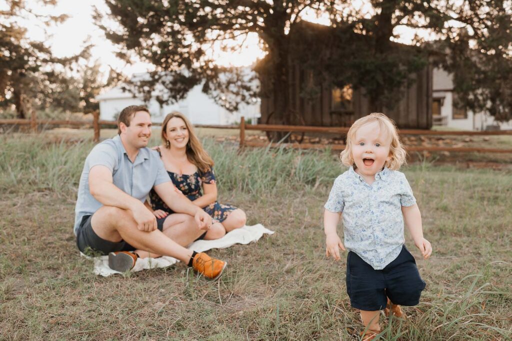 Outdoor Maternity Photos For Moms Who Want Something More Relaxed 18 Dallas Maternity Photos Featuring An Expecting Mom And Family Seated Outdoors During A Casual Maternity Photoshoot
